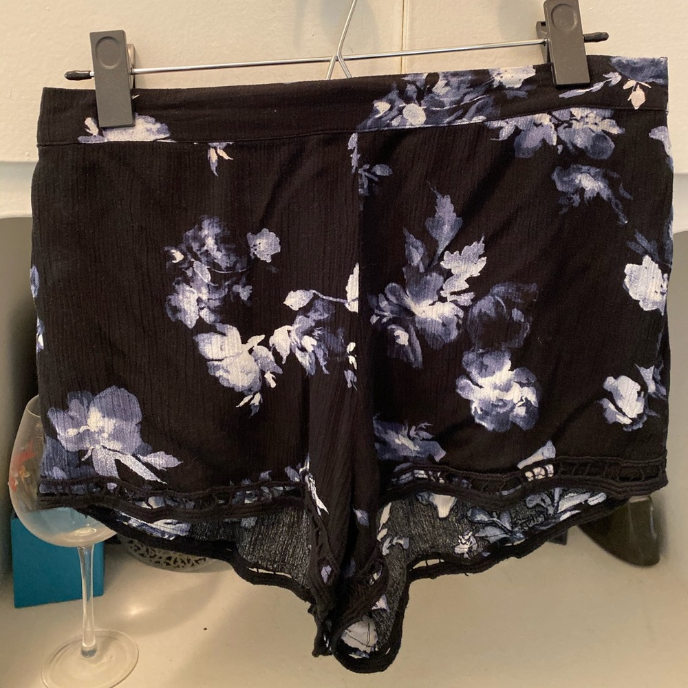 Kendall & Kylie- flowy shorts